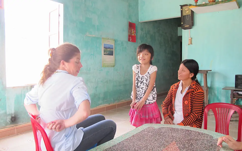 Ly ist gespannt, was Angela ihr mitgebracht hat. | © privat Vietnam: Angela hat Ly ein Springseil mitgebracht.