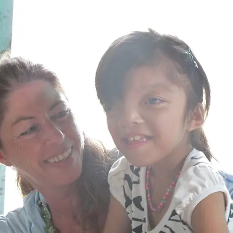 Angela Rupprecht lernt Little Ly kennen. | © privat UNICEF-Foto des Jahres 2010: Angela Rupprecht und Ly