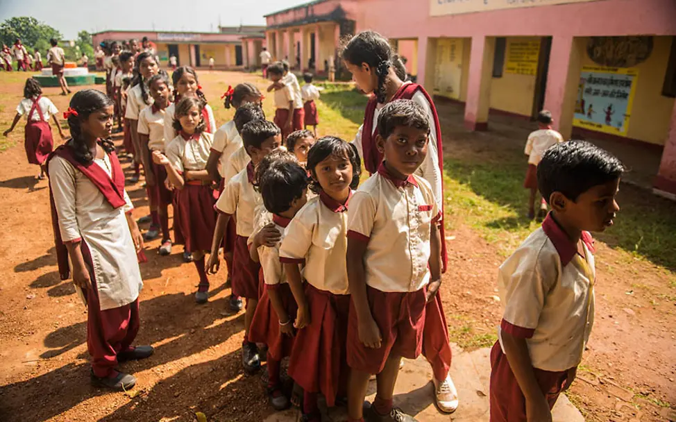 Indien: Kusma betreut die jüngeren Schüler in der Schlange zum Händewaschen.