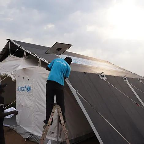 Hilfsgüter in Uganda: Die Solaranlage des neuen Zeltes wird installiert. 