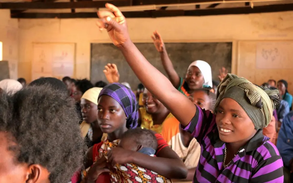 Junge Frauen in einem Klassenraum in Malawi nehmen an einem Bildungsprogramm teil. | © UNICEF/Chagara Schulen in Afrika: Junge Frauen, die die Schule abgebrochen hatten, nehmen an einem Wiedereinstiegs-Kurs teil.