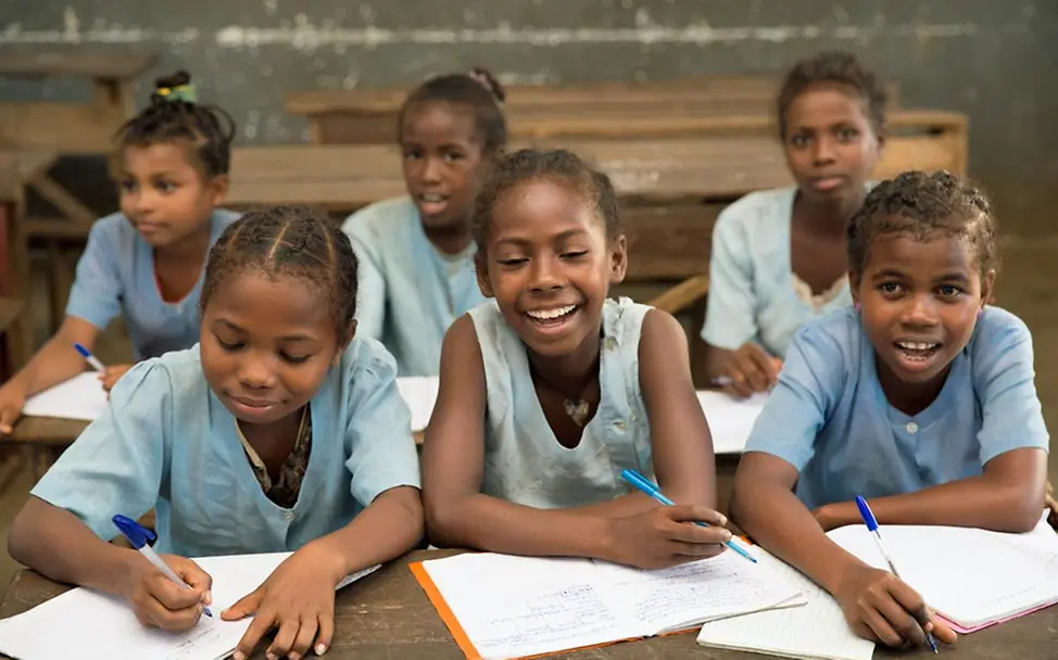 Schulen für Afrika: Unser Bildungsprogramm verbessert die Qualität des Schulunterrichts. | © UNICEF/Ralaivita Schulen in Afrika: Sechs Schülerinnen in Madagaskar in ihrem Schulgebäude.