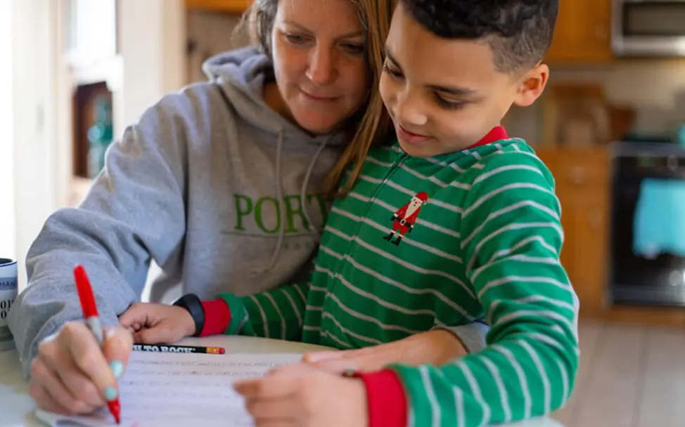 Corona: Mutter und Sohn machen zuhause Schulaufgaben | © UNICEF/McIlwaine Corona: Mutter und Sohn machen zuhause Schulaufgaben