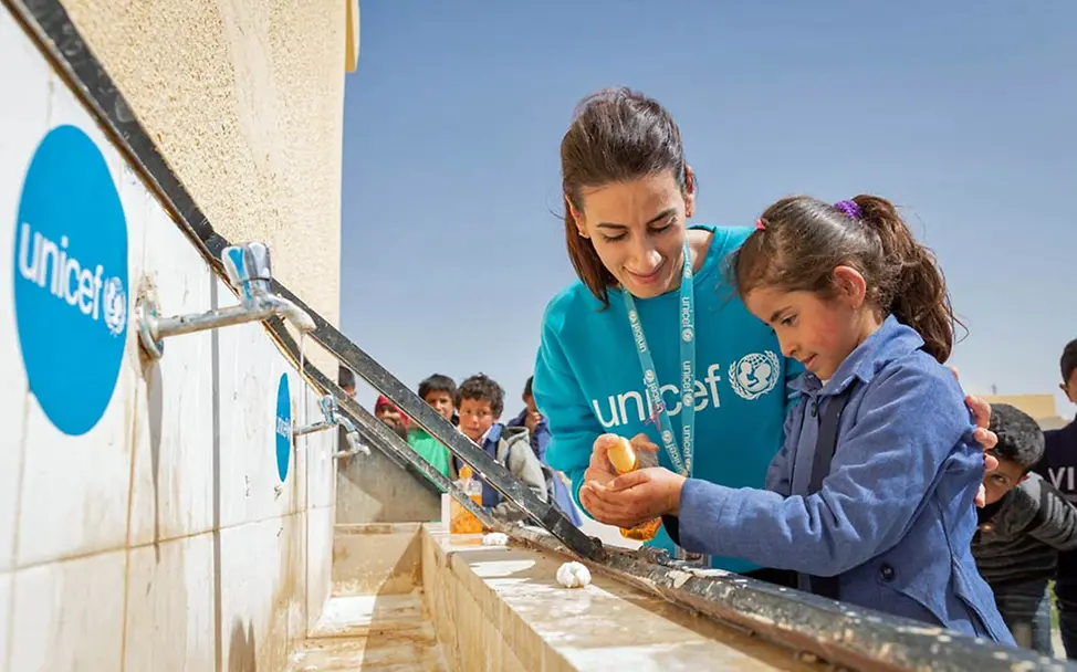 Eine Hygiene-Expertin in Jordanien zeigt Kindern richtiges Händewaschen. | © UNICEF/Matas Händewaschen ist entscheidend im Kampf gegen die Corona-Pandemie.