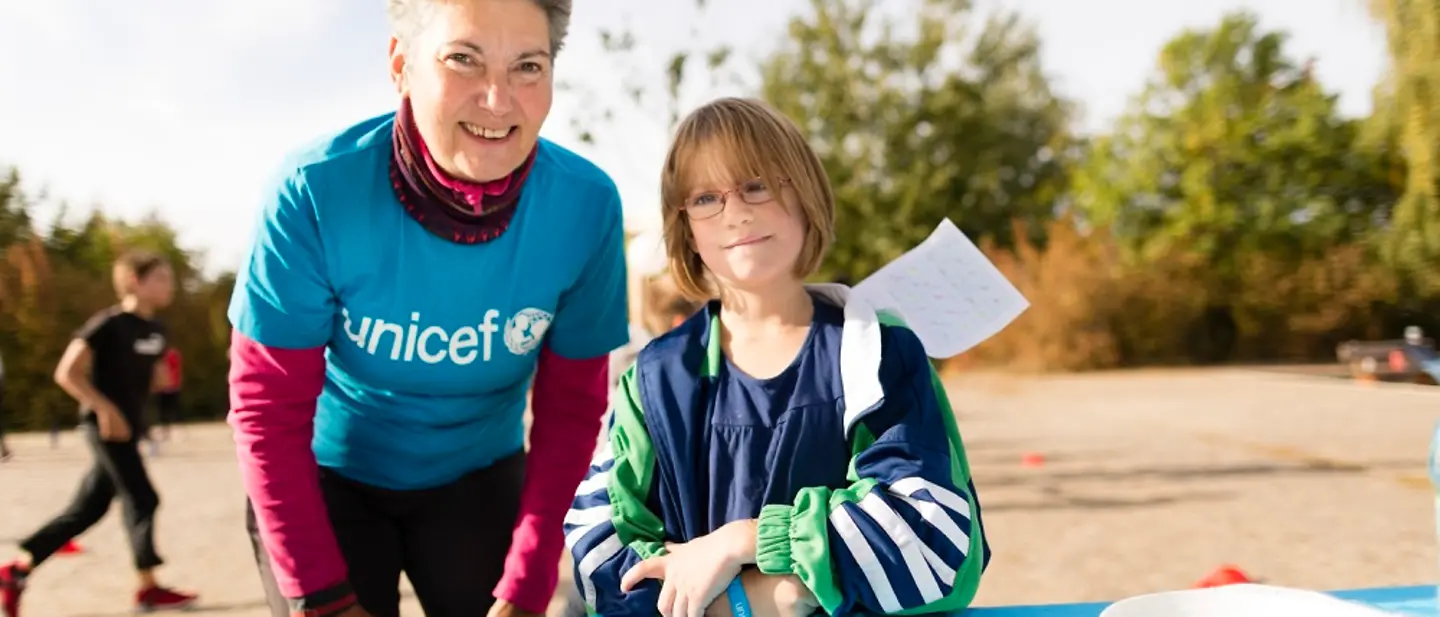 Ein Schülerlauf wird von Ehrenamtlichen betreut
