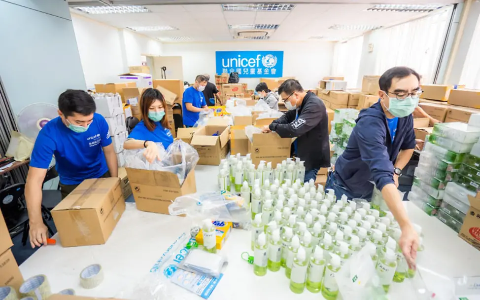 Überall auf der Welt werden jetzt Hilfsgüter benötigt | © UNICEF/Chan Hier werden Hilfslieferungen vorbereitet | © UNICEF/UNI314083/Chan