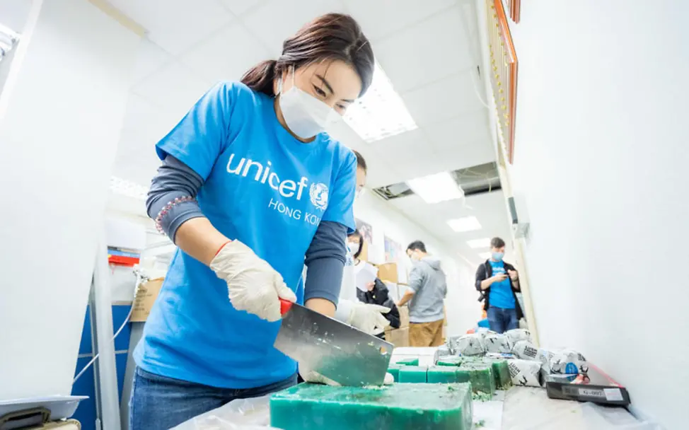 Die Seife wird für den Transport vorbereitet | © UNICEF/Chan Eine UNICEF-Mitarbeiterin verarbeitet die Seife | © UNICEF/UNI314085/Chan