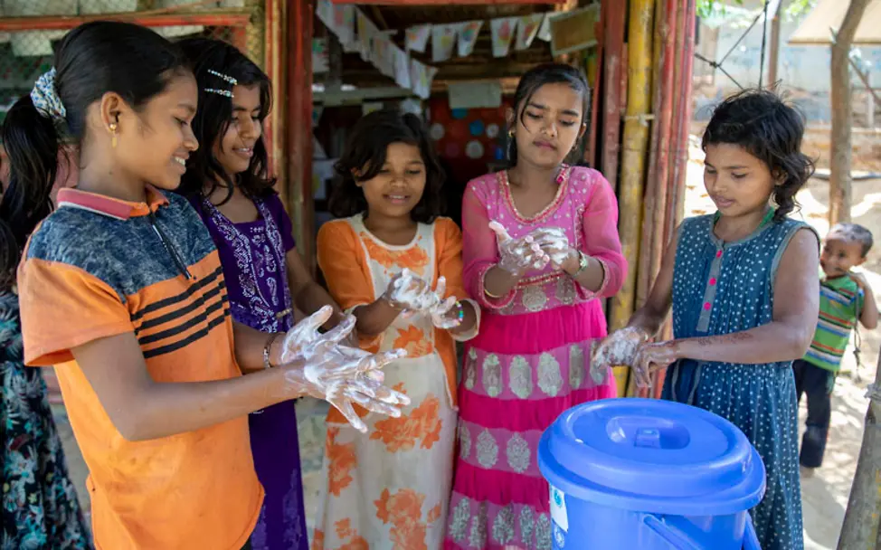 Im Lernzentrum wird auch das Händewaschen beigebracht | © UNICEF/Himu Kinder lernen wie sie sich richtig die Hände waschen | © UNICEF/UNI315490/Himu