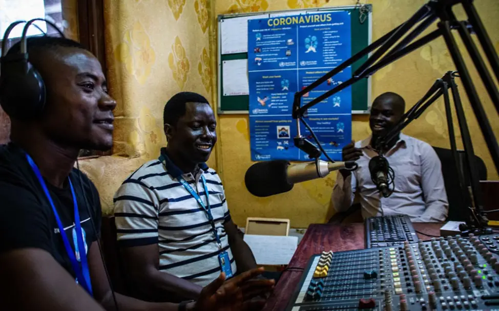 Über das Radio wird Aufklärung betrieben | © UNICEF/Ongoro UNICEF-Mitarbeiter zu Gast bei einem lokalen Radiosender | © UNICEF/UNI315548/Ongoro