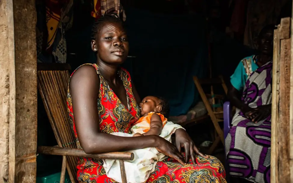 Eine Mutter im Südsudan mit ihrem Baby | © UNICEF/Ongoro Südsudan: Eine Mutter stillt ihr Baby | © UNICEF/UNI315612/Ongoro
