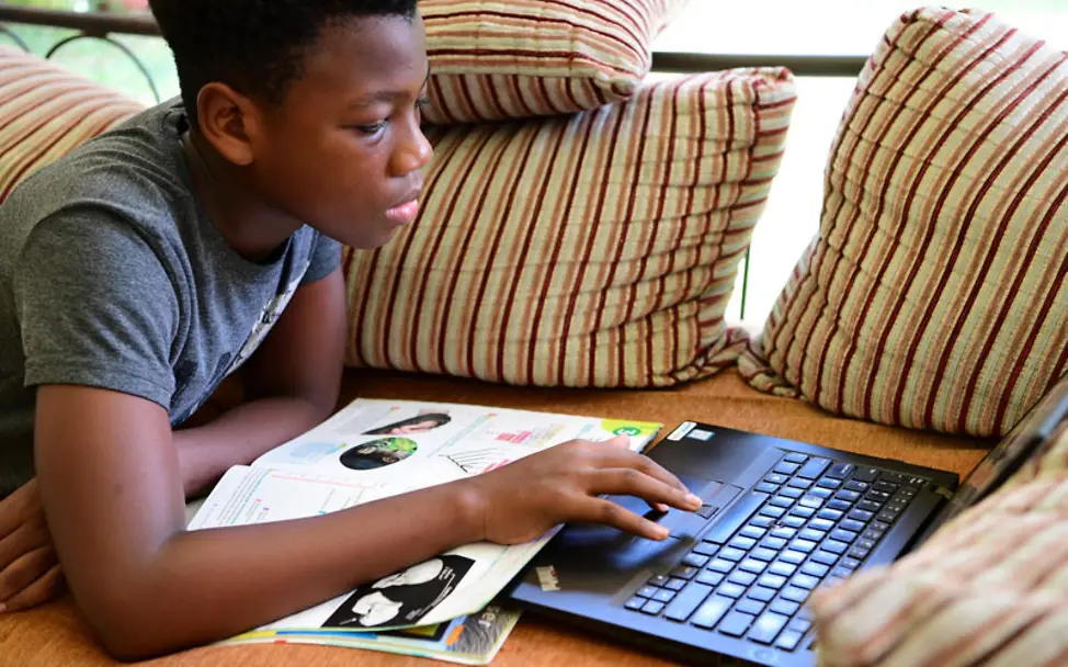 UNICEF unterstützt Konzepte wie das "Home Schooling" | © UNICEF/Frank Dejongh Ein Junge lernt am Laptop von zu Hause | © UNICEF/UNI318705/Frank Dejongh