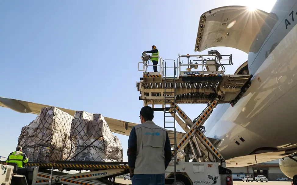 Iran: UNICEF-Hilfsgüter werden vom Flugzeug abgeladen.