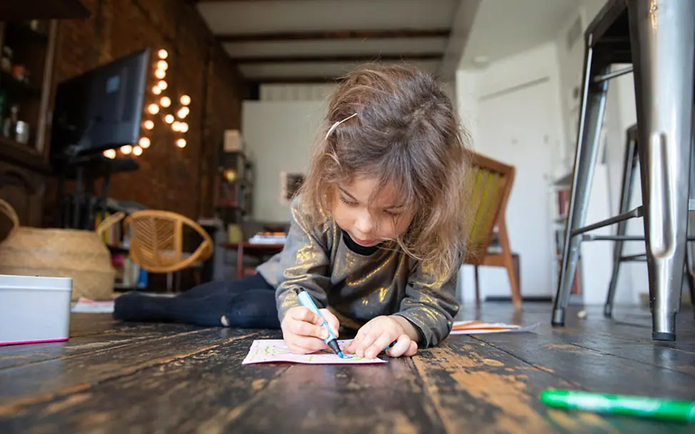 Kinder brauchen in der aktuellen Lage kreative Beschäftigungen. | © UNICEF/Bajornas USA: Margot (4) sitzt auf dem Boden und malt ein Bild.