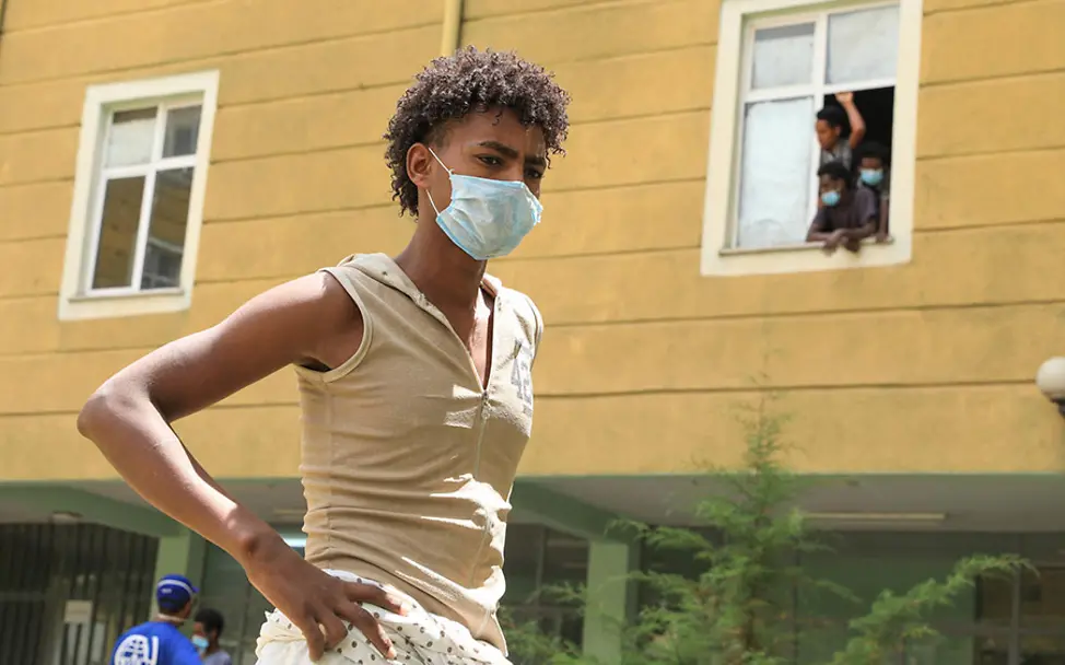 Äthiopien: Berhan (17) im Vorgarten der Civil Service University in Addis Ababa.