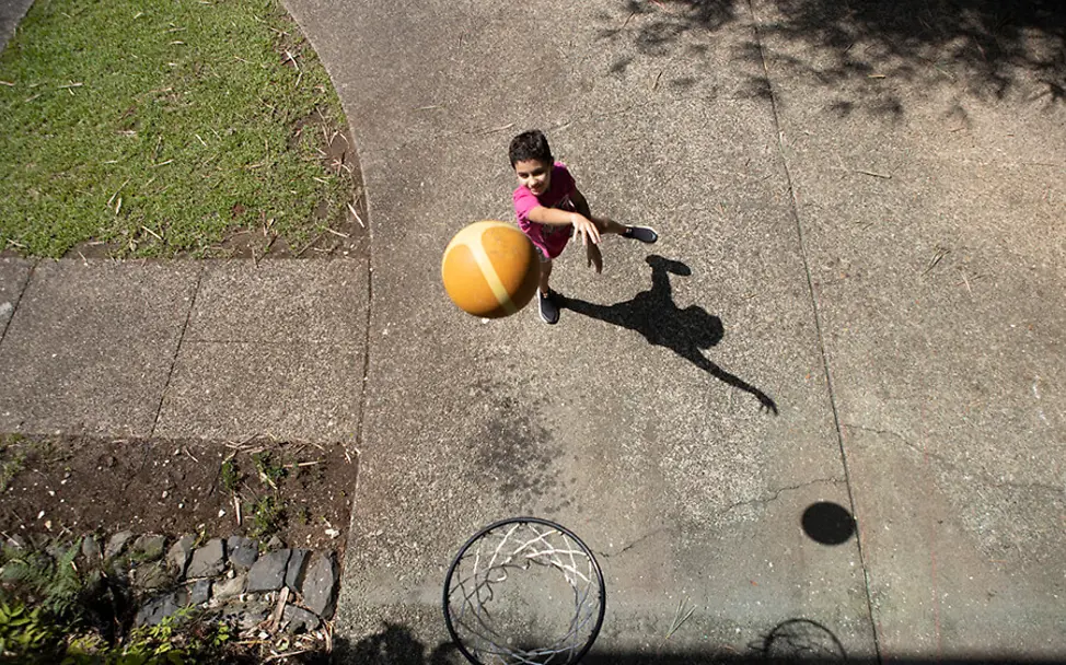 Panama: Mila (10) spielt alleine auf ihrem Hof Basketball.