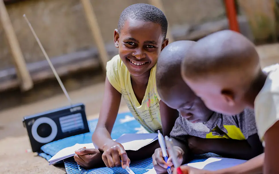 Umuhoza und ihre Geschwister haben Unterricht übers Radio. | © UNICEF/Kanobana Rwanda: Umuhoza lernt mit ihren Geschwistern über das Radio für die Schule.