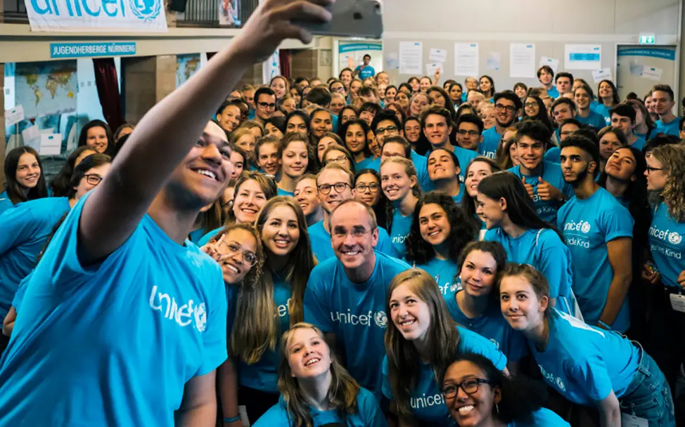 Junge Engagierte machen ein Selfie mit Christian Schneider von UNICEF Deutschland | © UNICEF/Marcel Wogram Junge Engagierte machen ein Selfie mit Christian Schneider von UNICEF Deutschland