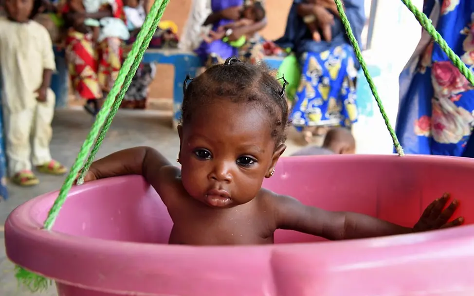 Hungersnot Afrika verhindern: Ein Mädchen im stark von Armut betroffenen Land Niger wird gewogen. 