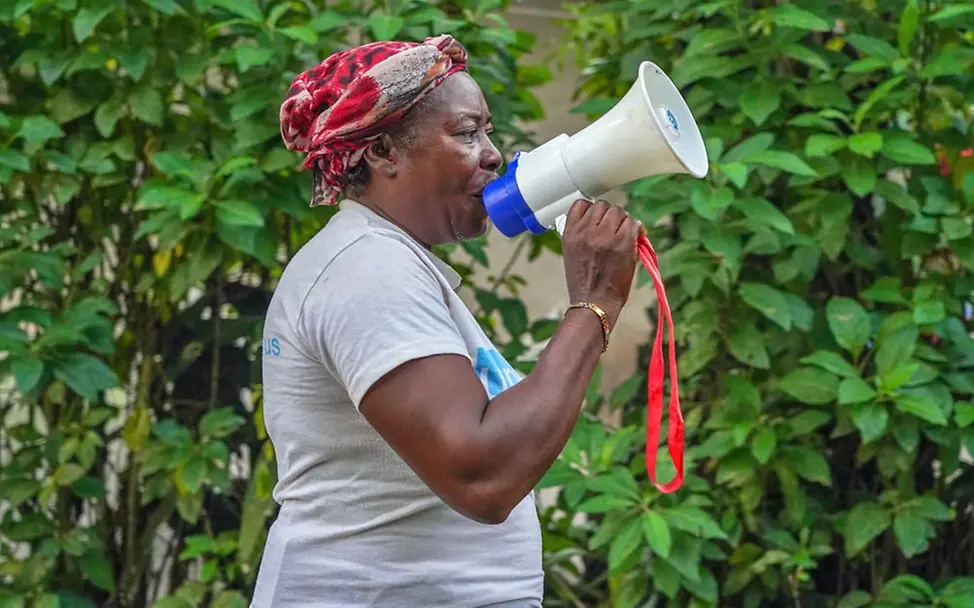 Über Medien oder auch per Megafon klären UNICEF-Helfer über Ebola auf. 