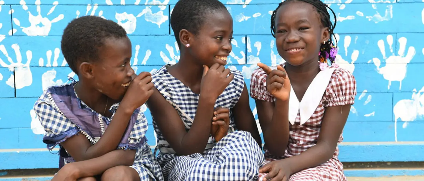 Die drei Kinder freuen sich auf die Schule | © UNICEF/UNI280295/Dejongh Drei Kinder vor ihrer neuen Schule