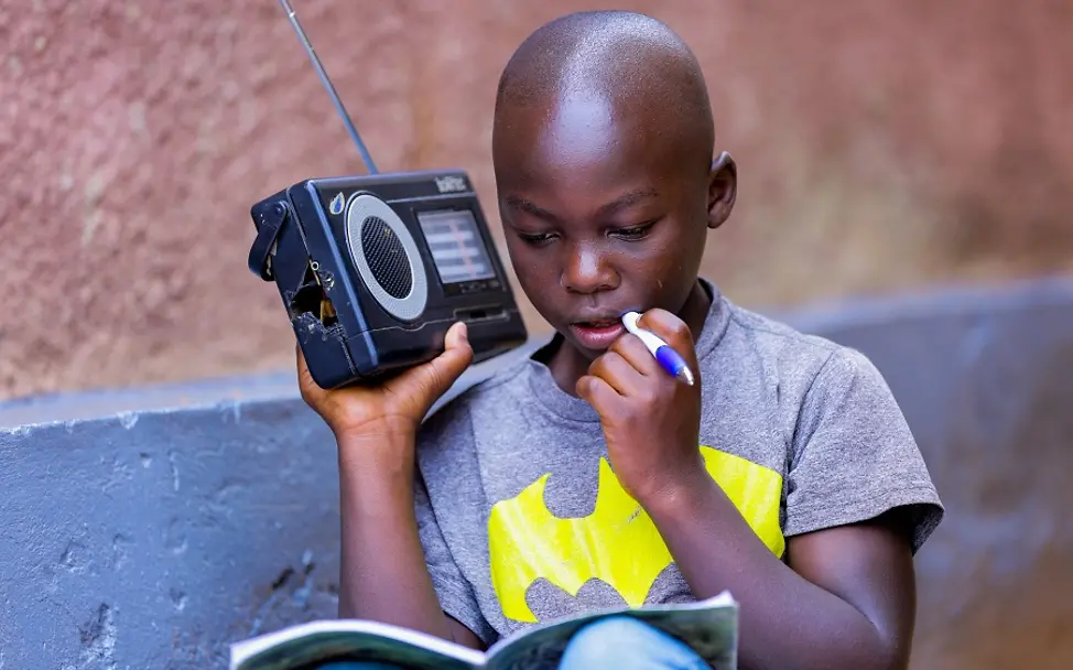 Fernunterricht per Radio in Ruanda | © UNICEF/UNI319836/Kanobana Ein Schüler aus Ruanda folgt gespannt der Unterrichtsstunde im Radio