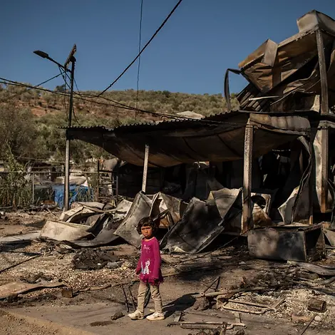 Feuer in Moria | © UNICEF/Tzortzinis/AFP Feuer in Moria: Ein Mädchen steht vor dem zerstörten Flüchtlingslager.