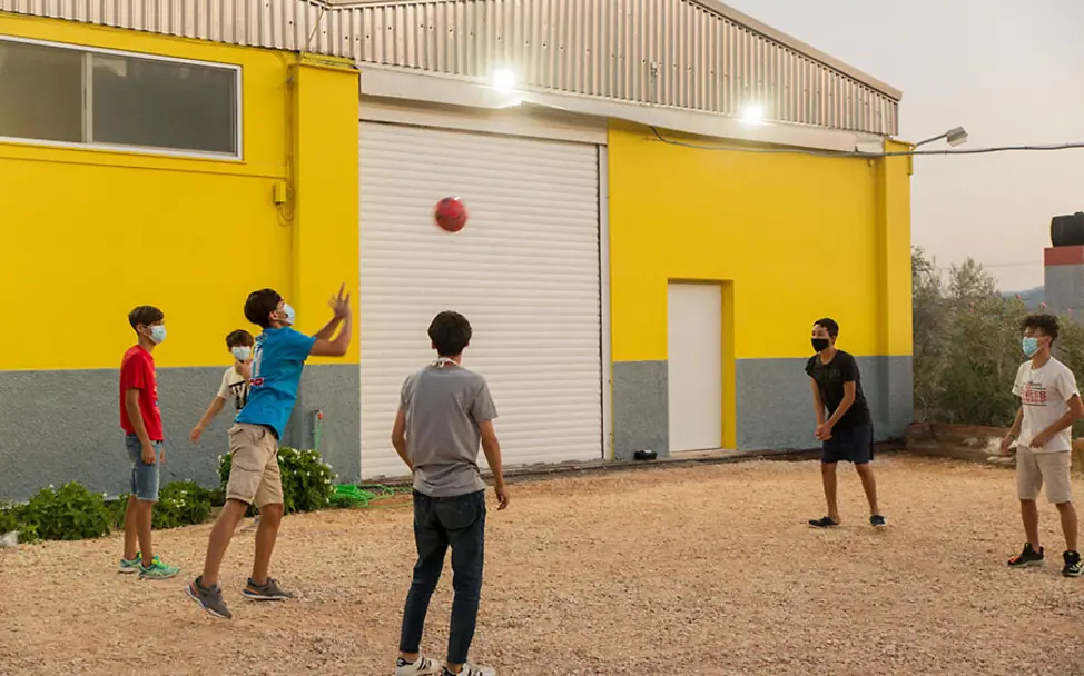 Die unbegleiteten Jugendlichen im Tapuat-Zentrum auf Lesbos spielen zusammen Volleyball. | © UNICEF/Christophilopoulos/AFP-Services Lesbos: Unbegleitete Jugendliche spielen zusammen Volleyball.