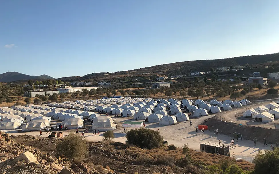 In Kara Tepe auf Lesbos ist das neue Übergangslager entstanden. | © UNICEF/Desirée Weber Lesbos: Das neue Überbgangslager in Kara Tepe.