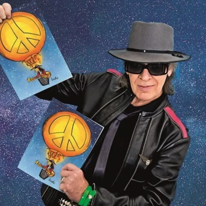 Udo Lindenberg präsentiert die neue Peace-Grußkarte von UNICEF.