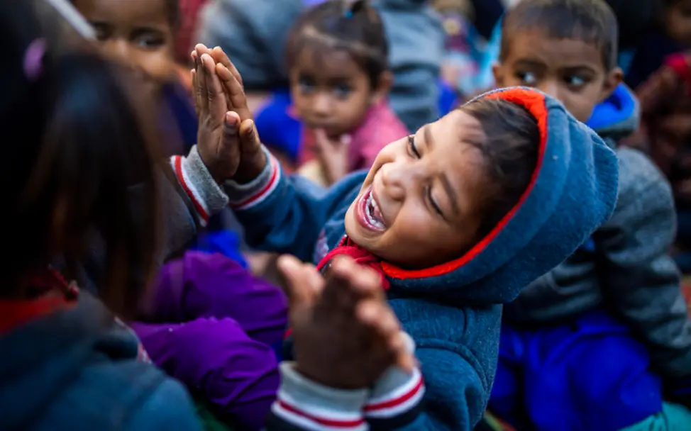 Indien: Kinder spielen und lachen