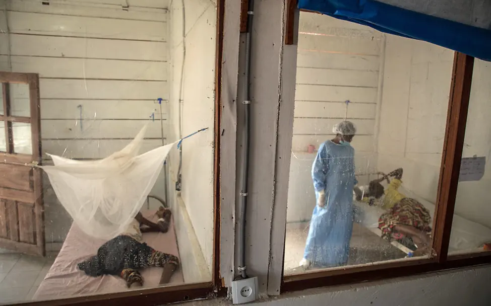 Ebola Kongo: Im Behandlungszentrum: Eine medizinische Helferin in Schutzkleidung kümmert sich um eine Ebolapatientin.