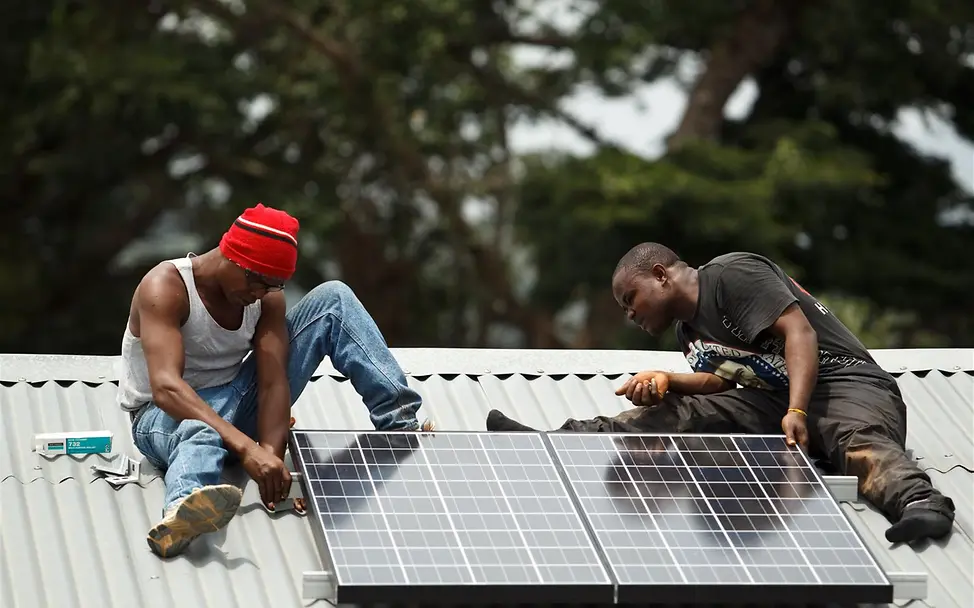 Sierra Leone: Techniker installieren Solarzellen.