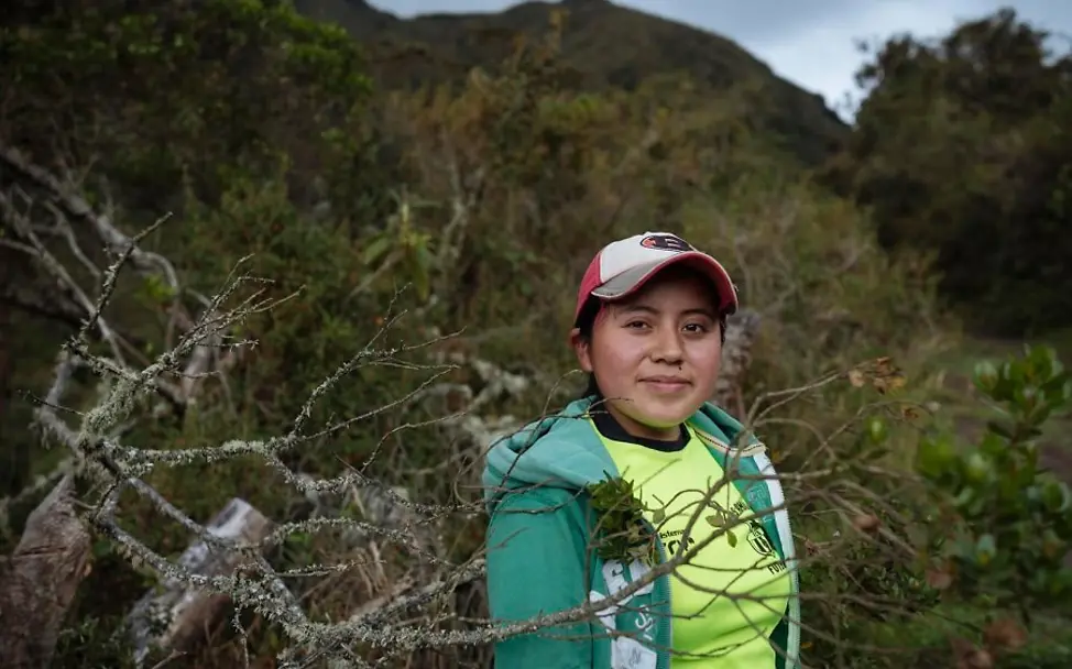 Die 16-Jährige holt aus einem Fluss "heiliges Wasser". | © UNICEF/Arcos Ecuador: Die 16-Jährige holt aus einem Fluss "heiliges Wasser".