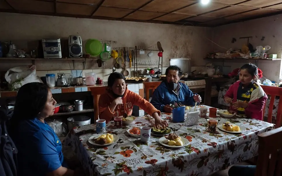 Die ganze Familie kommt beim Essen zusammen. | © UNICEF/Arcos Ecuador: Die ganze Familie kommt beim Essen zusammen.