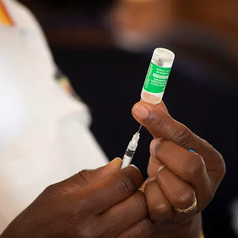UNICEF: Eine Gesundheitshelferin zieht eine Spritze mit Corona-Impfstoff auf.
