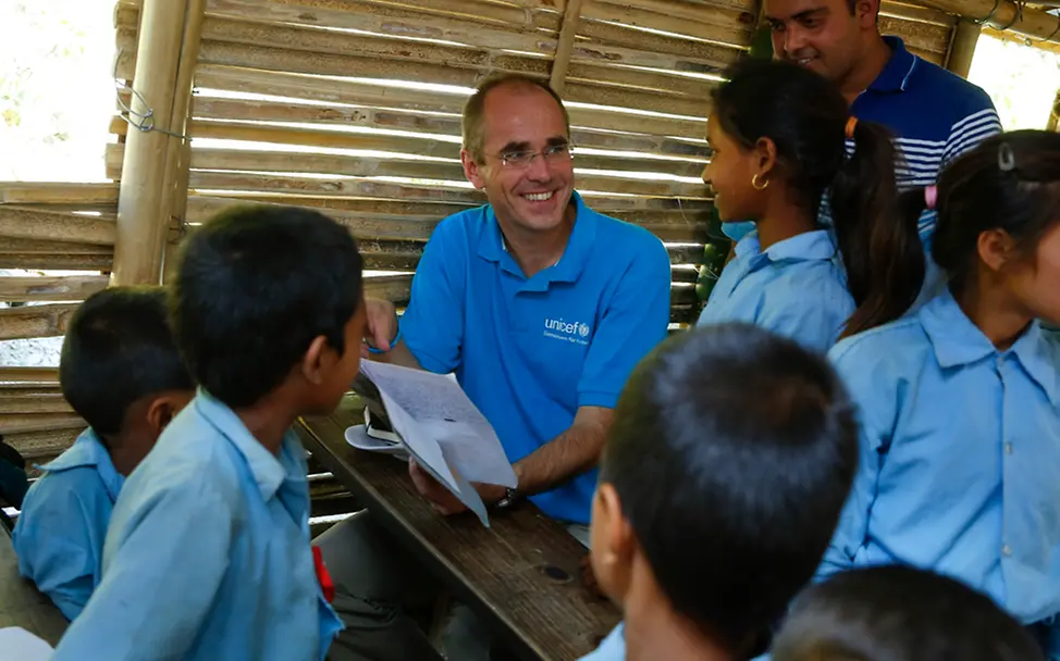UNICEF-Geschäftsführer Christian Schneider besucht Projekte in Nepal | © UNICEF/Shrestha Nepal Erdbeben: UNICEF-Geschäftsführer Christian Schneider besucht Kinder