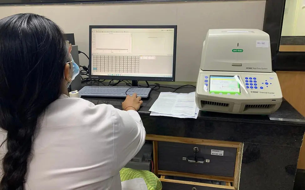 Eine PCR-Maschine für Coronatests steht in Raipur in Indien | © UNICEF/India Country Office Eine PCR-Maschine für Coronatests steht in Raipur in Indien