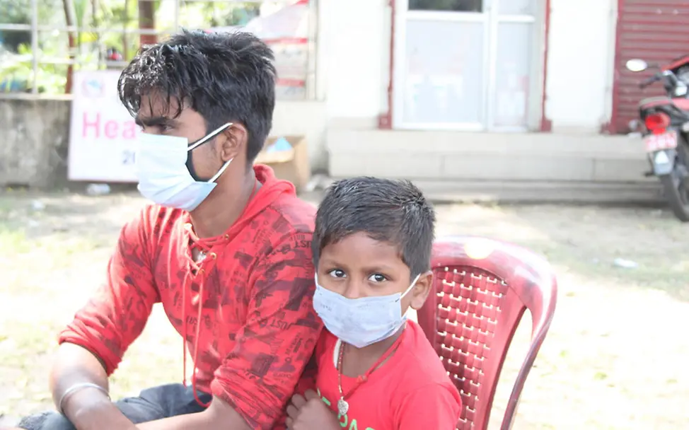 Ein Junge wartet mit seinem Vater an der Grenze auf die Einreise nach Nepal | © UNICEF/Nepal Corona in Nepal: Ein Junge wartet mit seinem Vater an der Grenze auf die Einreise