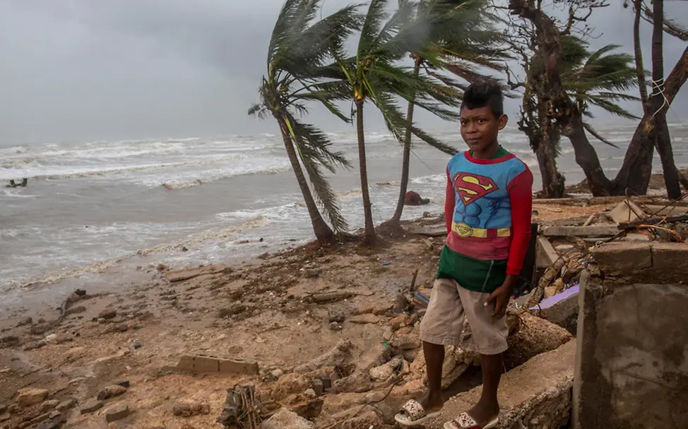 Nicaragua: Junge steht am Strand während eines Hurrikans.