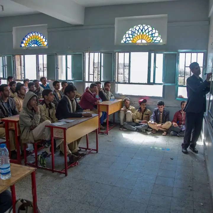 Bargeldhilfe (cash transfer) im Jemen: Dicht gedrängt sitzen die Schüler im Klassenzimmer, während Hamoud unterrichtet.