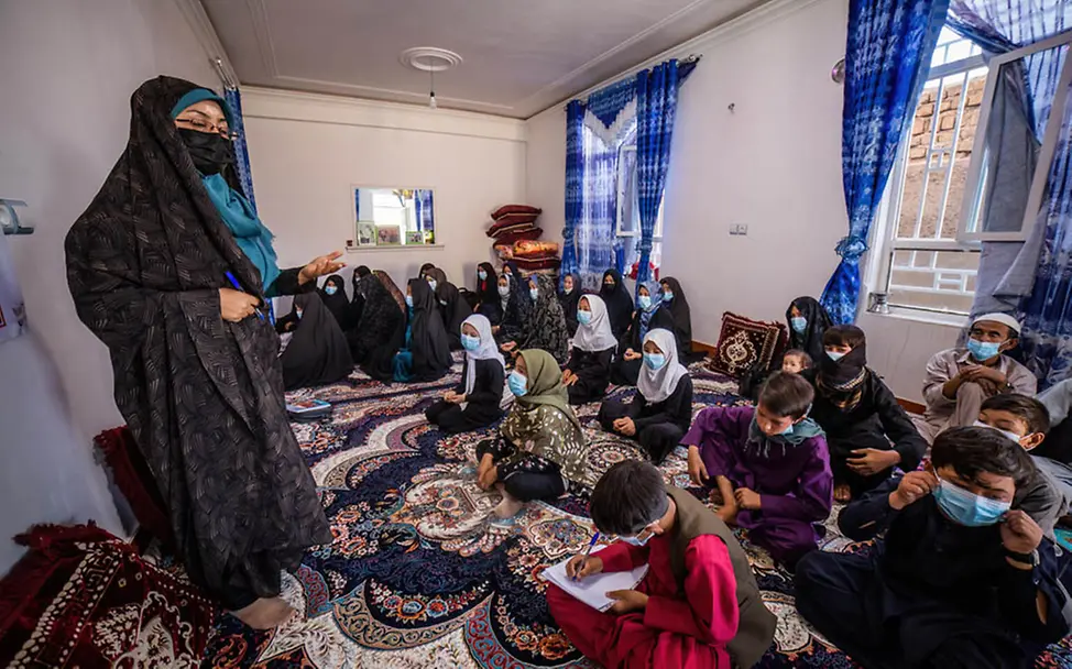 Afghanistan: Ein Kinderschutz-Komitee ist zu einem Treffen zusammengekommen | © UNICEF/Bidel Afghanistan: Ein Kinderschutz-Komitee ist zu einem Treffen zusammengekommen