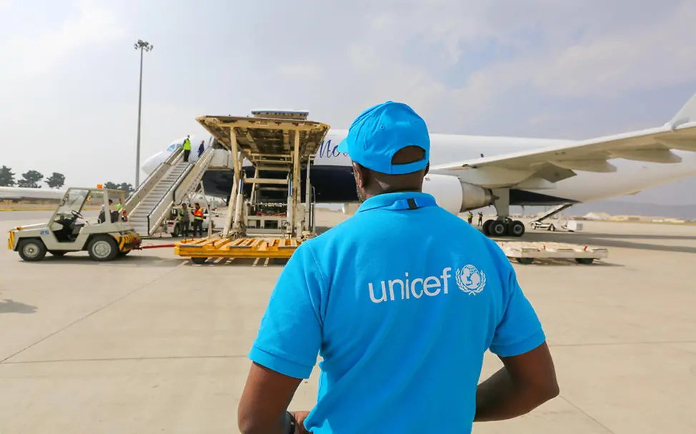 Afghanistan Krise: Ein UNICEF-Helfer am Flughafen in Kabul