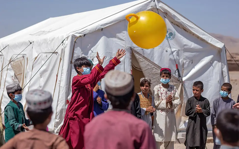 Afghanistan: Kinder spielen vor einem Kinderzentrum | © UNICEF/Bidel Afghanistan: Kinder spielen vor einem Kinderzentrum