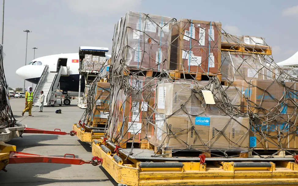 Afghanistan: Hilfsgüter werden aus einem Flugzeug geladen | © UNICEF/Fazel Afghanistan: Hilfsgüter werden aus einem Flugzeug geladen