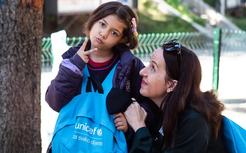 Die sechsjährige Asal aus Afghanistan mit ihrer Mutter. | © UNICEF/Djemidzic Afghanistan: Die sechsjährige Asal mit ihrer Mutter.