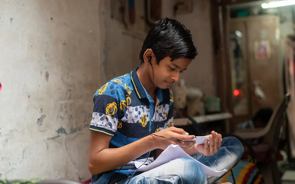 Der 13-jährige Bagyesh aus Indien beim Online-Unterricht. | © UNICEF/Panjwani Indien: Bagyesh (13) nimmt am Online-Unterricht teil.