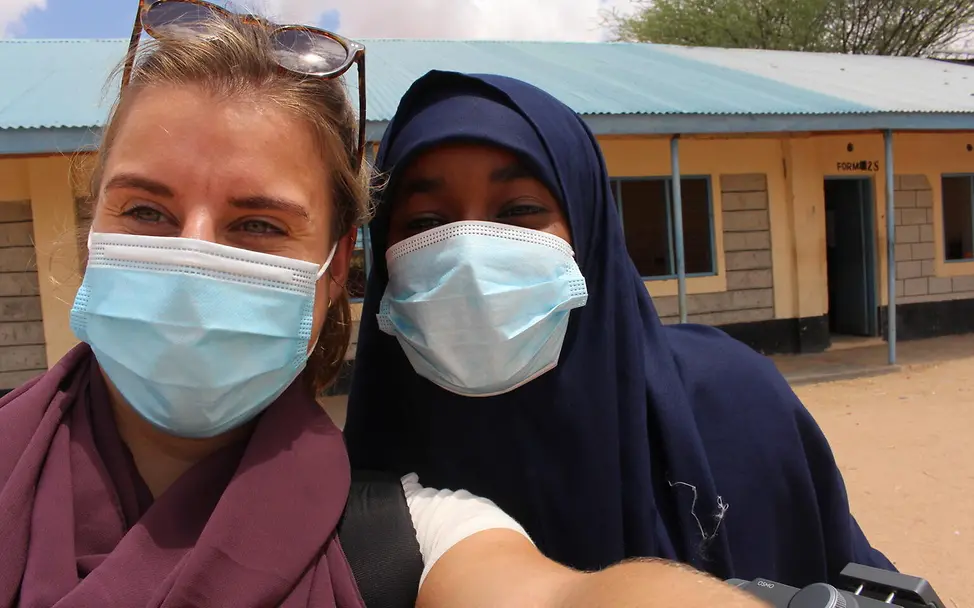 Anzal und ich machen schnell ein Selfie, bevor die wir in den Klassenraum ihrer Mitschülerinnen huschen. | © UNICEF/Kesper Anzal und Katharina von UNICEF machen ein Selfie.