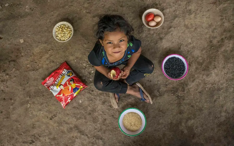 Guatemala: Ein Mädchen zwischen ihren Lieblingsgerichten | © UNICEF/Volpe Guatemala: Ein Mädchen zwischen ihren Lieblingsgerichten