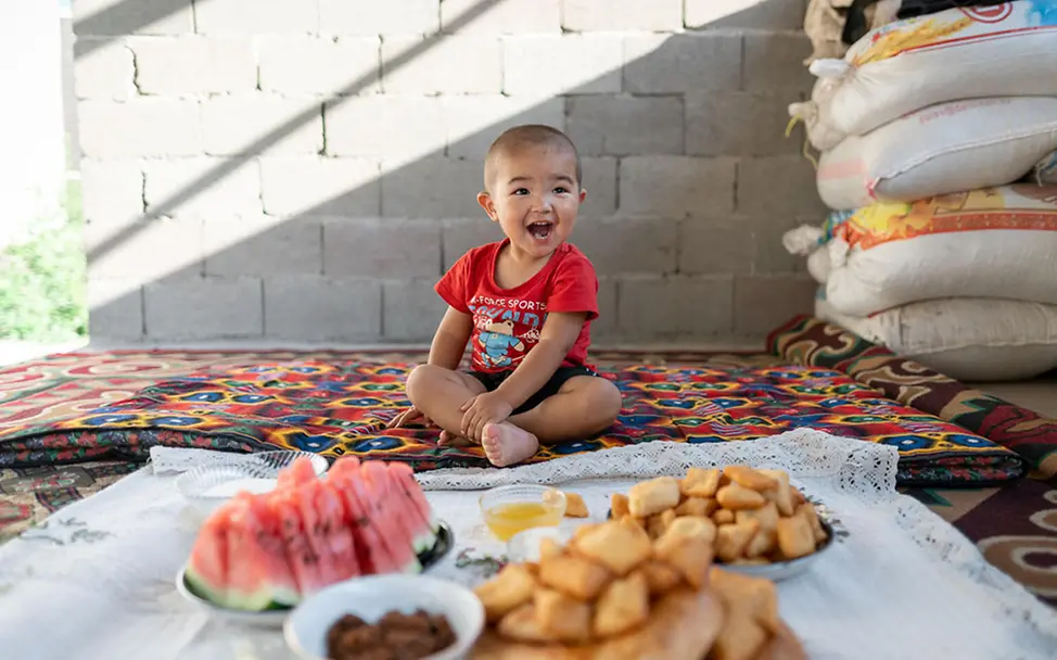 Kirgisistan: Ariet isst am liebsten Wassermelone, Pfirsiche und Gurke | © UNICEF/Zhanibekov Kirgisistan: Ariet isst am liebsten Wassermelone, Pfirsiche und Gurke