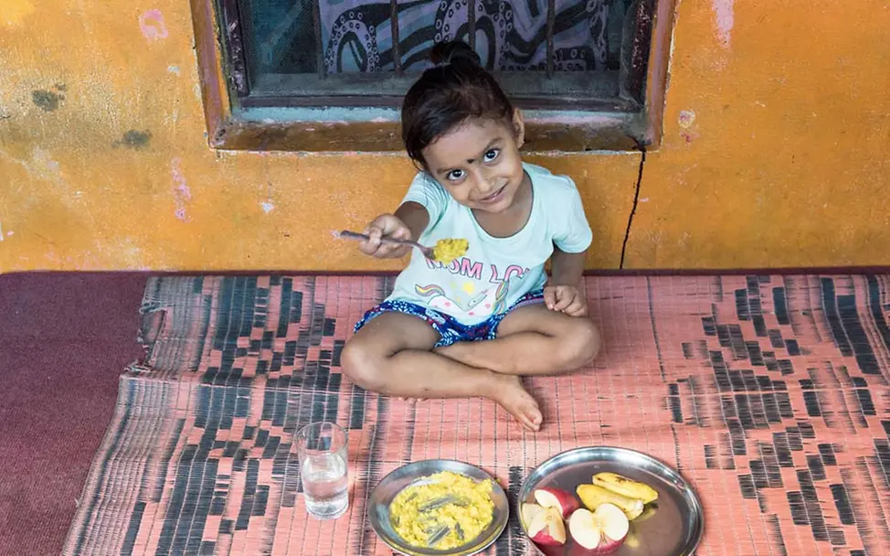 Nepal: Girisha zeigt ihr Lieblingsessen: Äpfel, Bananen, Jaulo | © UNICEF/Upadhayay Nepal: Girisha zeigt ihr Lieblingsessen: Äpfel, Bananen, Jaulo